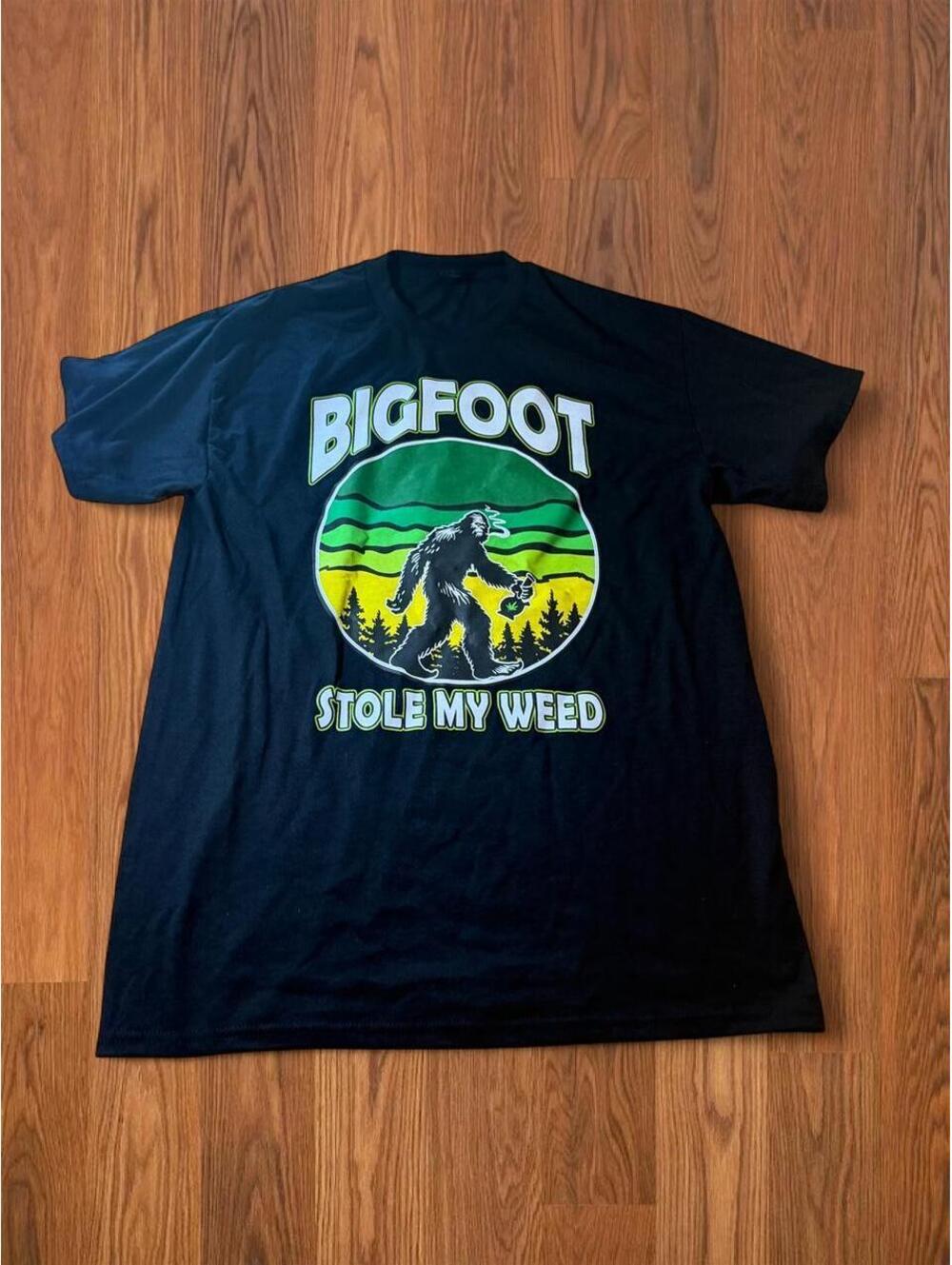 Gildan Bigfoot Stole My Weed Graphic T-Shirt Black Size Medium